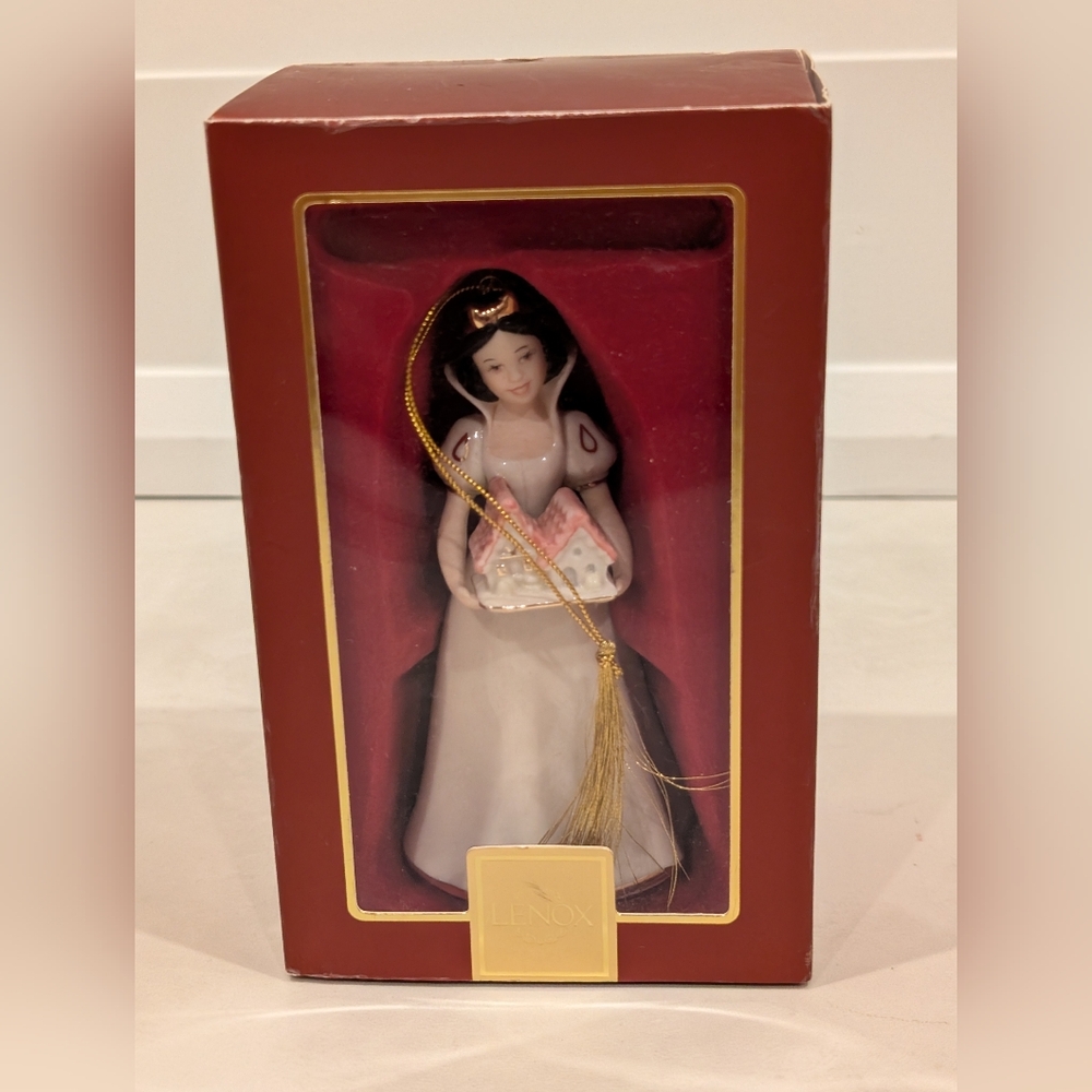 Lenox Walt Disney Showcase Collection Snow White's Sweetest Treat Ornament